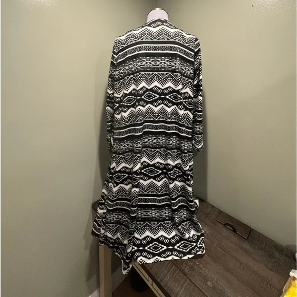 NWOT Women’s LulaRoe Black And White Cardigan. Size Medium - Picture 2 of 4